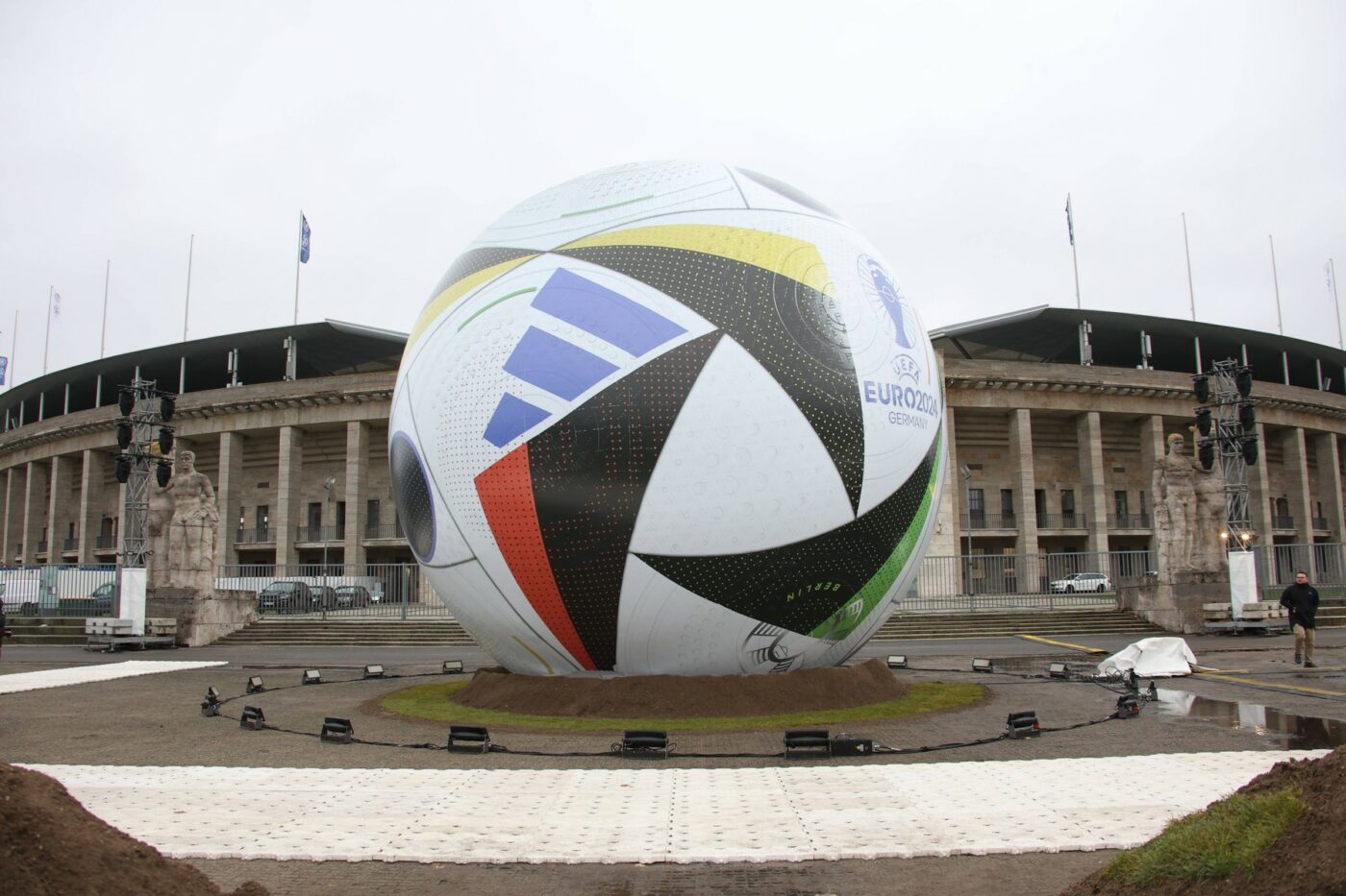 Cum arată mingea oficială de la EURO 2024 și din ce e făcută: are un giroscop cu cip în ea!