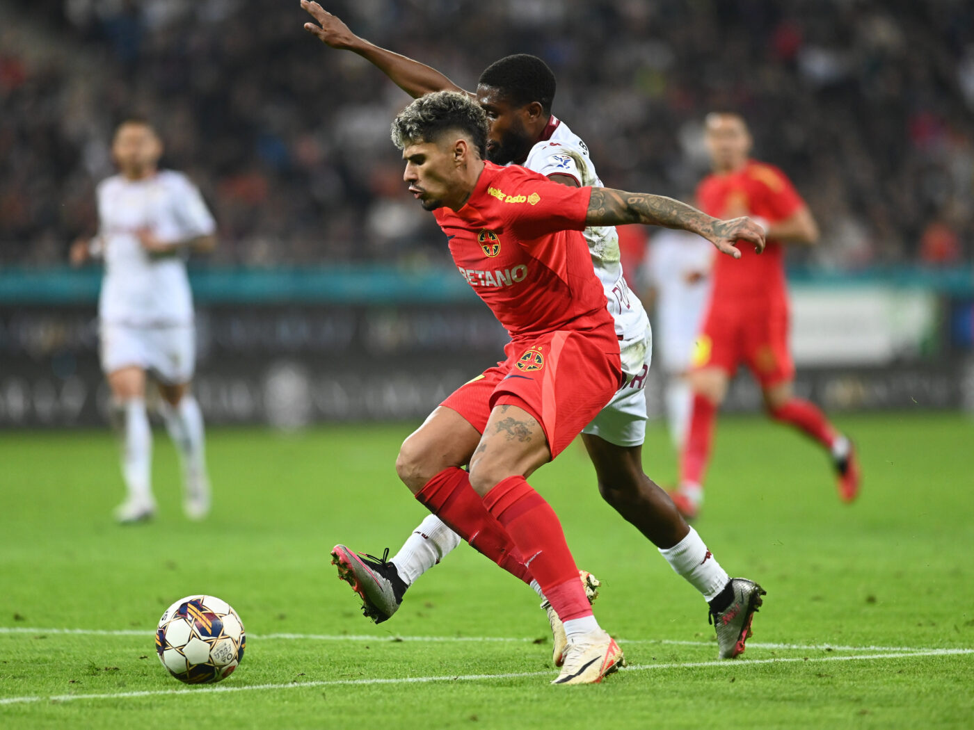 FCSB, campioană la goluri din faze fixe! Specialista CFR Cluj, care excela pe vremea lui Dan Petrescu, are doar cinci reușite în primele 21 de etape. SPECIAL