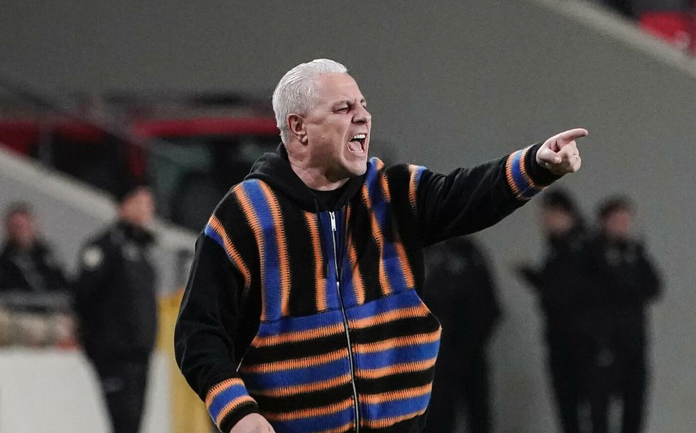 Marius Șumudică a făcut senzație cu hanoracul său multicolor! Ce firmă poartă și cât costă un astfel de „exemplar rar”