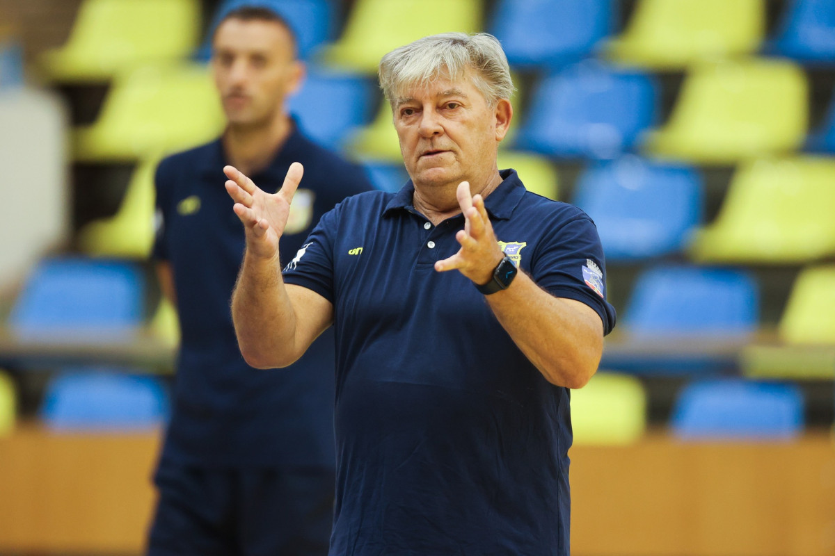 Modelul Gheorghe Tadici și în Liga Națională de baschet feminin. Pe antrenorul echipei FCC UAV Arad l-au lăsat nervii la Brașov. Sârbul Miroslav Popov și-a bruscat o jucătoare în timpul meciului!