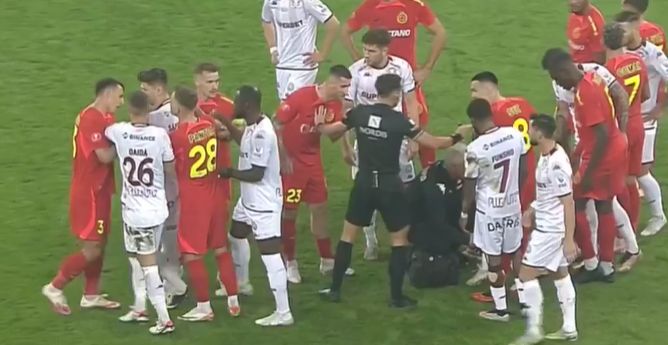 Momente tensionate în FCSB – Rapid! Jucătorii s-au năpustit asupra arbitrului și apoi au sărit la bătaie