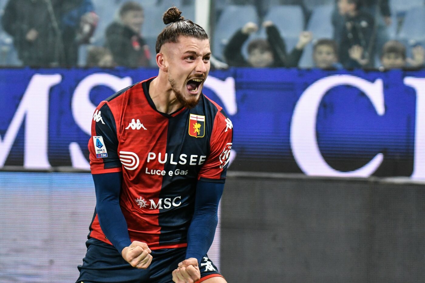 Radu Drăgușin, ridicat în slăvi de italieni după ce a marcat primul său gol din Serie A, în Genoa – Verona 1-0! A fost declarat omul meciului: „S-a dezlănțuit ca un atacant de top!”. Ce note a primit din partea jurnaliștilor
