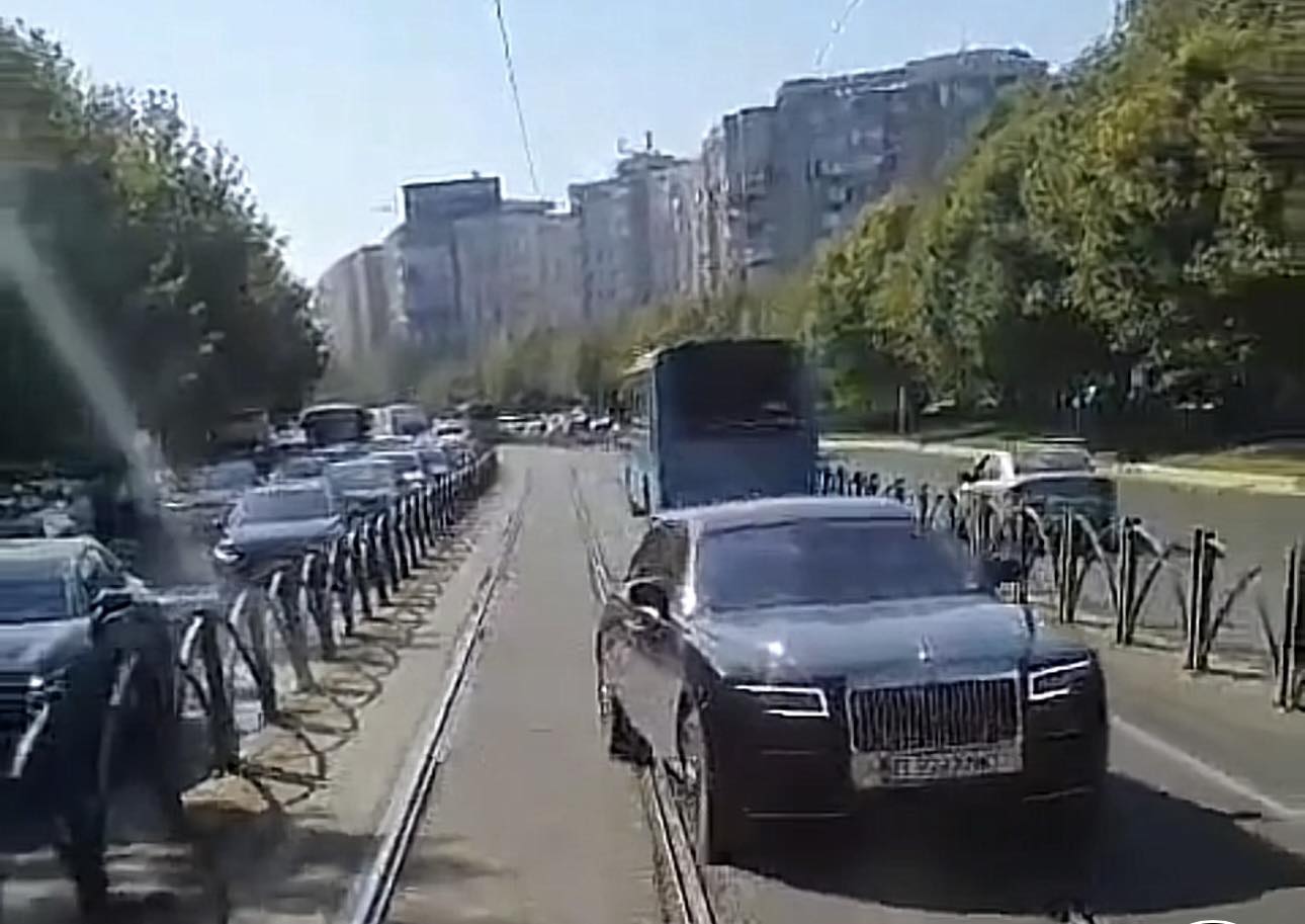 Rolls-Royce-ul lui Gigi Becali face legea pe șinele de tramvai din București! Cum a fost surprins bolidul miliardarului în timp ce face manevre ilegale | VIDEO
