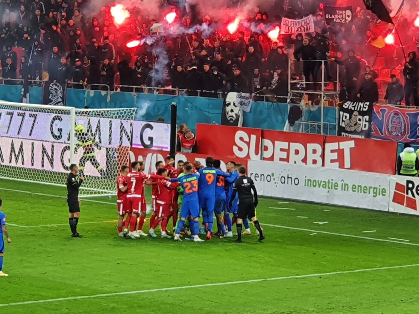 S-au încăierat fotbaliștii la derby-ul Dinamo – FCSB: spiritele s-au încins puternic și pe Arena Națională a fost la un pas să izbucnească o bătaie generală. FOTO