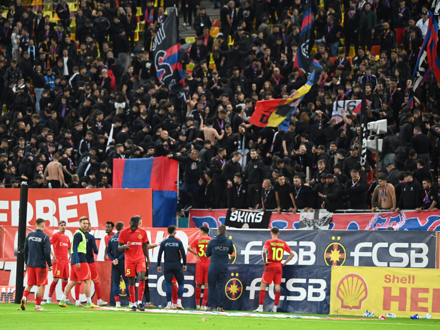 Rapid a făcut plângere penală împotriva suporterilor de la FCSB după mesajele rasiste de la derby! Comunicatul oficial al clubului