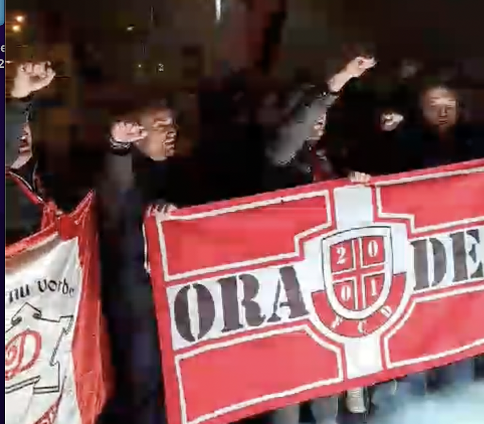 Primire spectaculoasă pentru Dinamo la Oradea, înaintea meciului de Cupă împotriva celor de la FC Bihor: sute de suporteri ai „câinilor” și-au întâmpinat favoriții cu torțe! | VIDEO