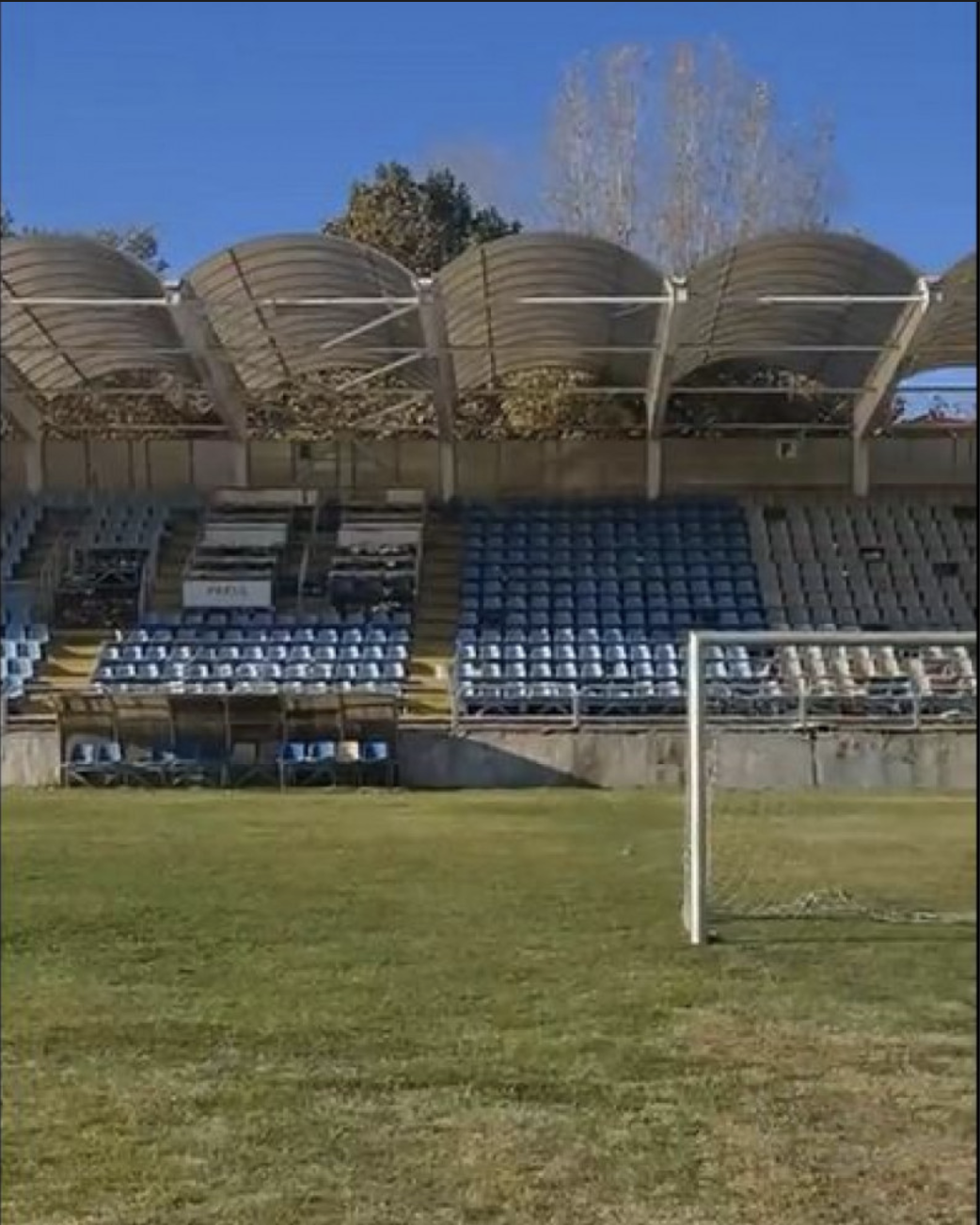 Cum a ajuns să arate „stadionul fantomă” din București, care are 15.000 de locuri! Acolo s-au jucat meciuri în lupta pentru titlu în Liga 1, dar ultima partidă a avut loc acum 14 ani