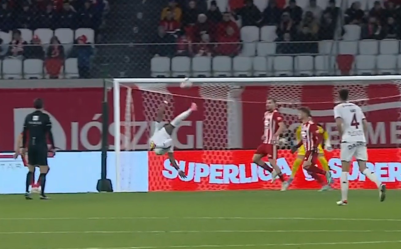 Juvhel Tsoumou, aproape de golul finalului de an la prima atingere de balon în tricoul Rapidului! | VIDEO