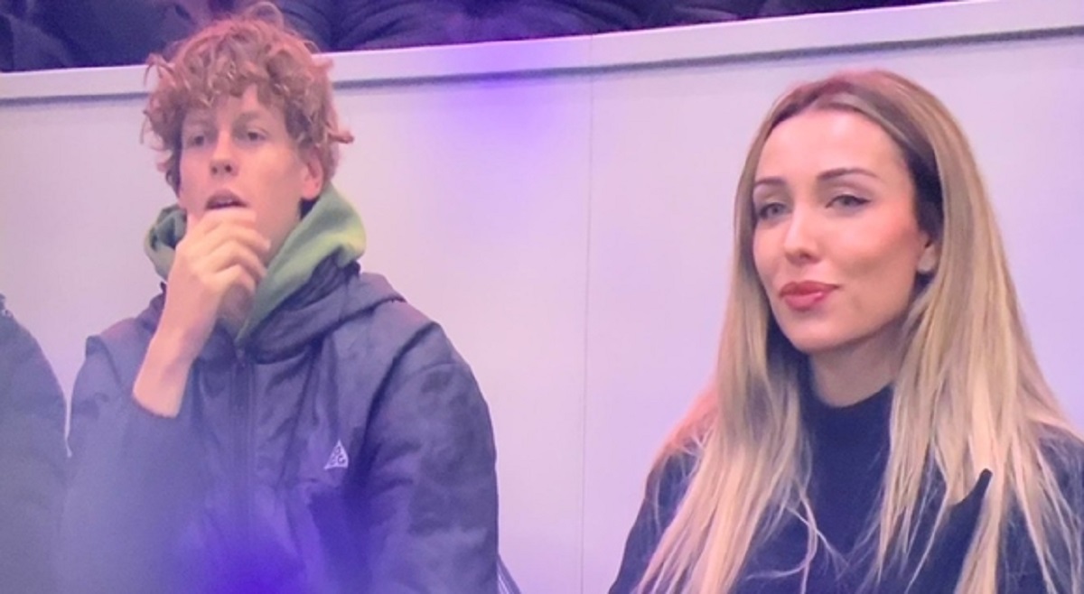 Jannik Sinner, surprins alături de iubită la AC Milan – Borussia Dortmund în Champions League! Tenismenul momentului, ovaționat la scenă deschisă pe „San Siro”. FOTO & VIDEO