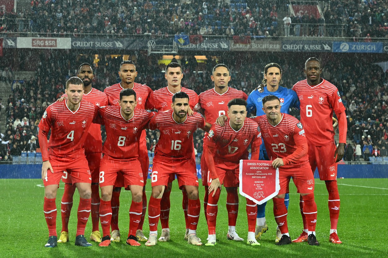 Ce îi așteaptă pe „tricolori” la meciul cu Elveția, decisiv pentru primul loc al grupei din preliminariile EURO 2024! Cum a ajuns o națională în plină criză, ce se întâmplă cu golgheterul și conflictul dintre selecționer și presă. „Aproape că trebuie să ne cerem scuze” | ANALIZĂ