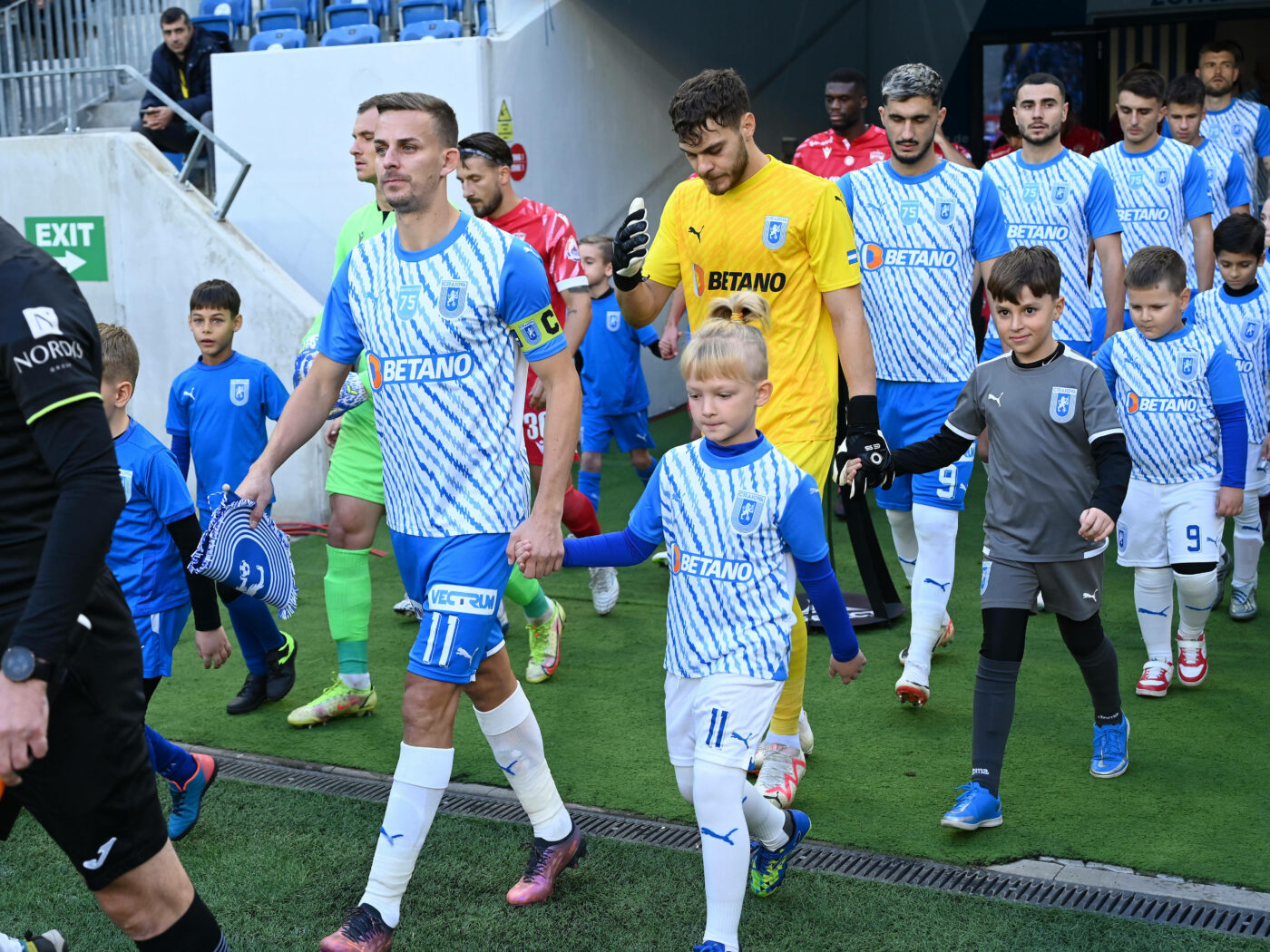 Jucătorii Universității Craiova vor să-l impresioneze pe Ivaylo Petev în debutul său pe banca tehnică. Nou-promovata Dinamo, depășită total de forța ofensivă a oltenilor. „Câinii” și-au luat gol în minutul 5