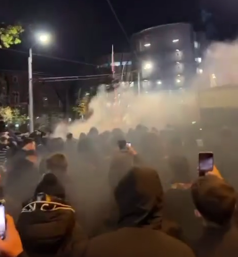 Ultrașii lui FCSB au făcut show pe străzile din București înaintea derby-ului cu Dinamo. FOTO
