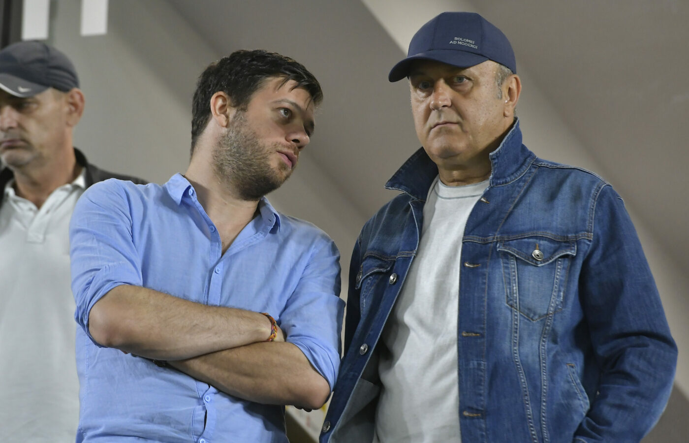 Victor Angelescu şi Dan Şucu, răspuns dur pentru Andrei Păunescu, în războiul pentru imnul Rapidului, scris de Adrian Păunescu. „L-a cântat, contra cost, la inaugurarea noului stadion”