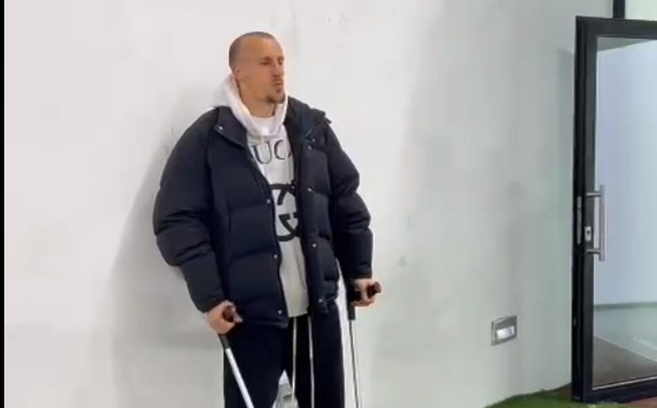 Vlad Chiricheș, surprins în cârje la derby-ul Dinamo – FCSB! Ce a făcut fundașul în zona vestiarelor. FOTO