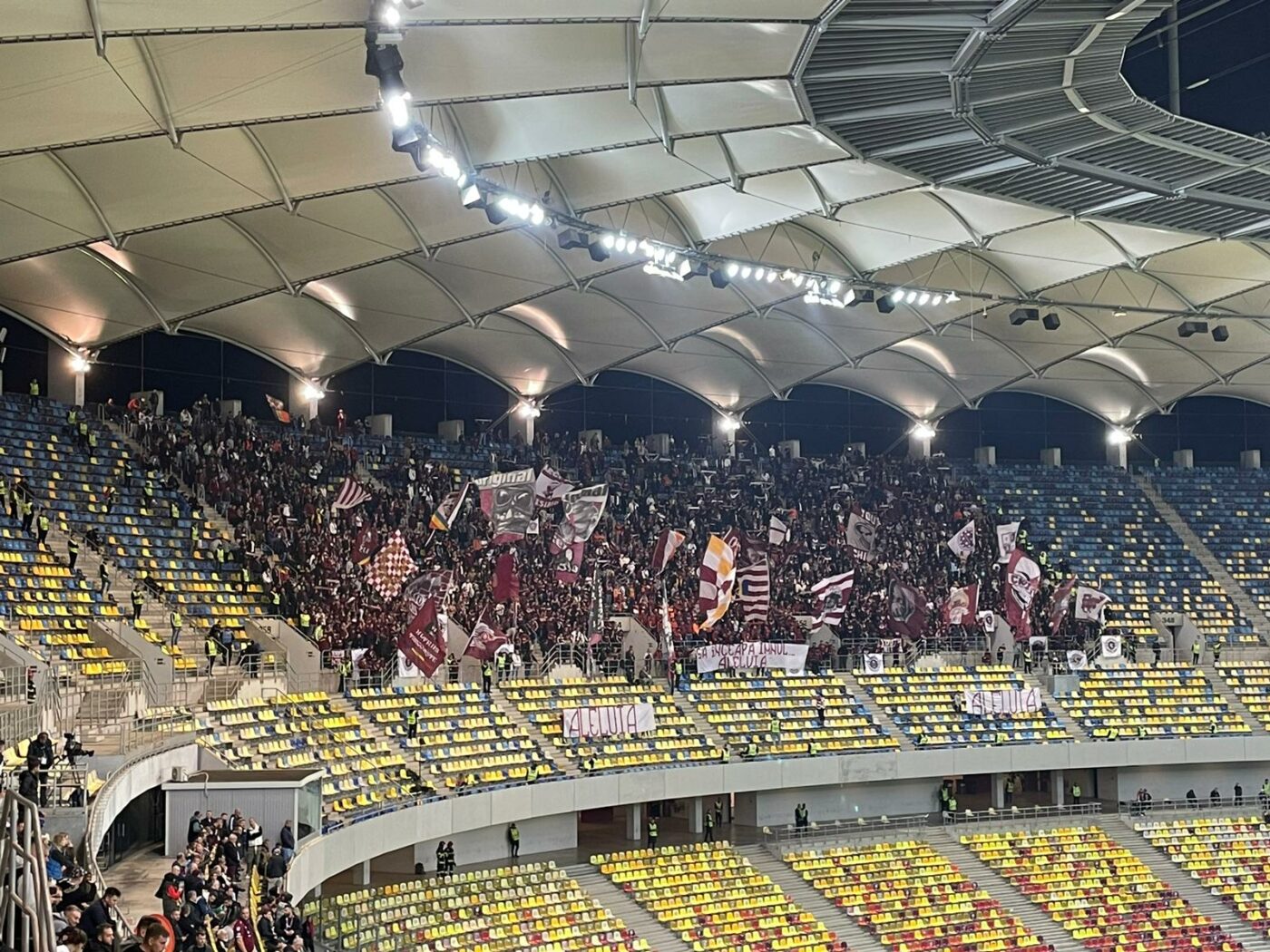 Scandări rasiste și injurii între galerii, încă din primele secunde ale derby-ului FCSB – Rapid! Ce au scandat fanii celor două formații imediat după fluierul de start