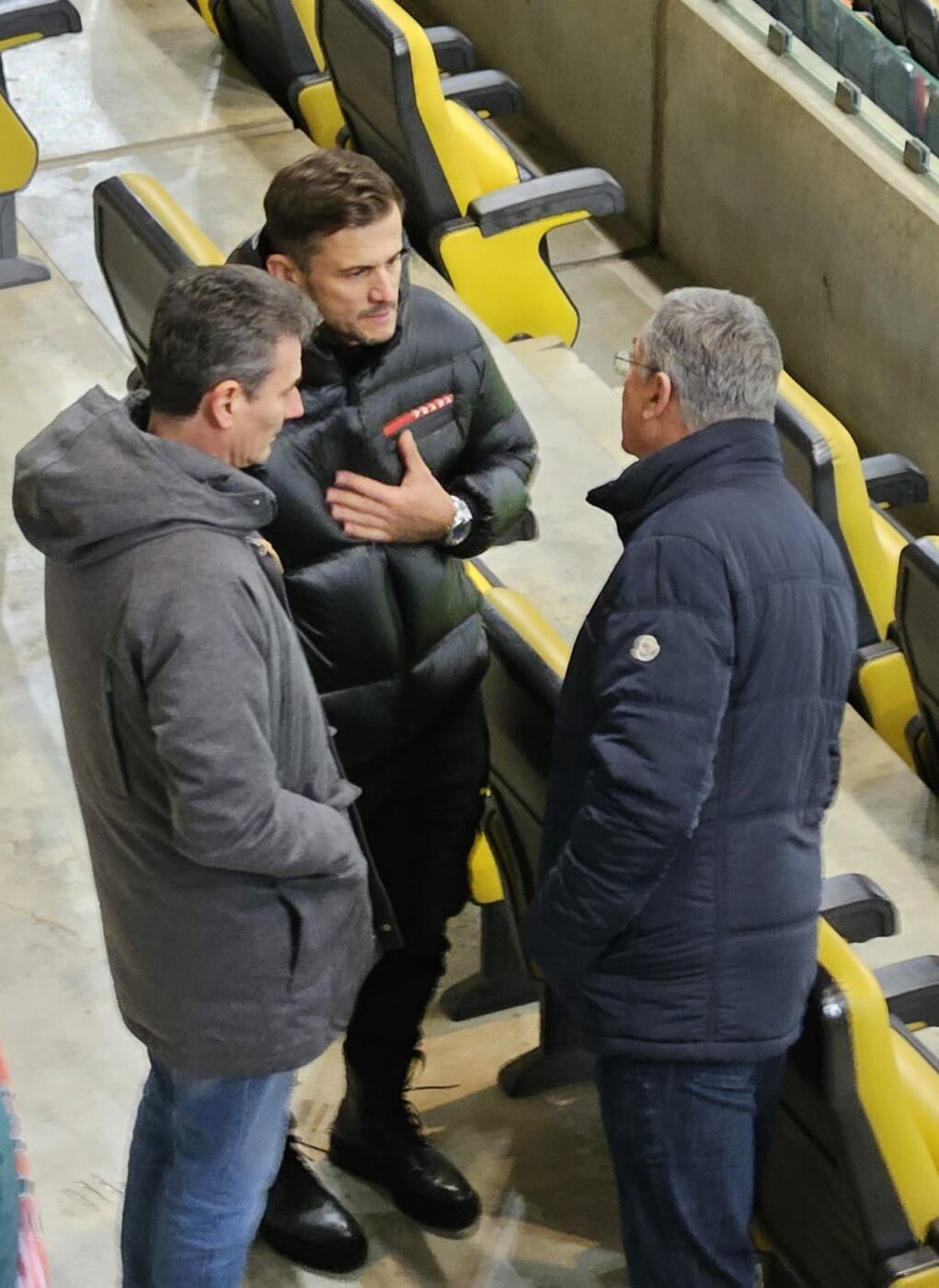 Aurel Arion (stânga), Andrei Nicolescu (centru) și Eugen Voicu, la finalul partidei dintre Dinamo și FCSB (scor 0-1)