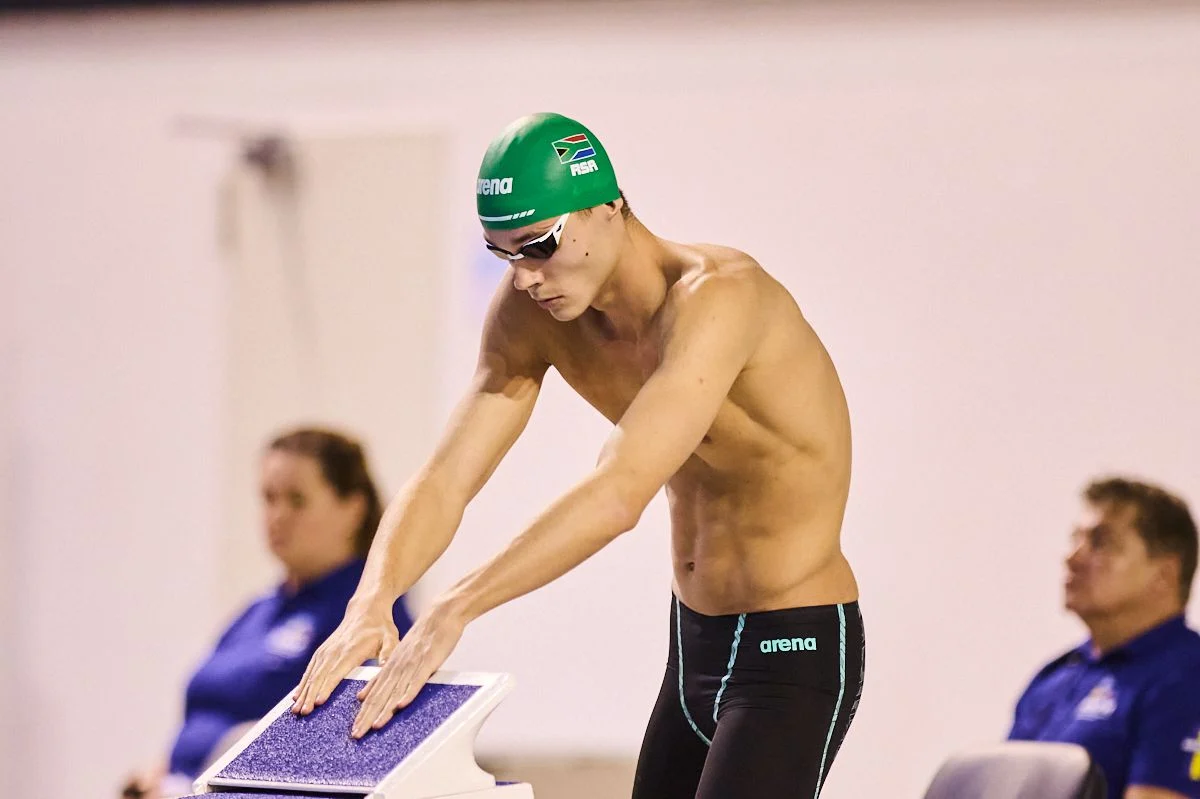 David Popovici surprinde: de ce a purtat o cască imprimată cu steagul Africii de Sud în prima zi a Campionatelor Naționale