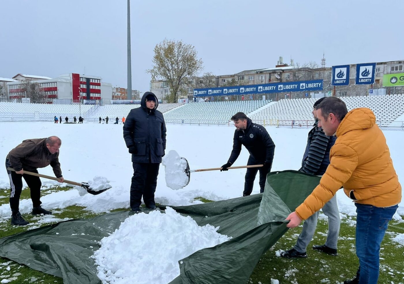 Dorinel Munteanu a venit să-i învețe meserie! Antrenorul Oțelului Galați deszăpezește stadionul alături de suporteri