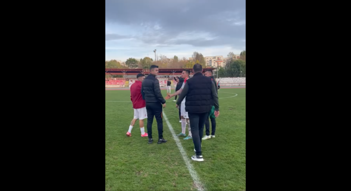 Scene hilare la CS Dinamo, cu Florin Bratu în prim-plan! Antrenorul a fost luat la rost de căpitanul echipei după victoria uriașă din Liga 3, chiar pe gazonul din Șos. Ștefan cel Mare, unde „Mitralieră” a scris istorie: „Și noi vrem să fim Messi, dar nu putem!” | VIDEO