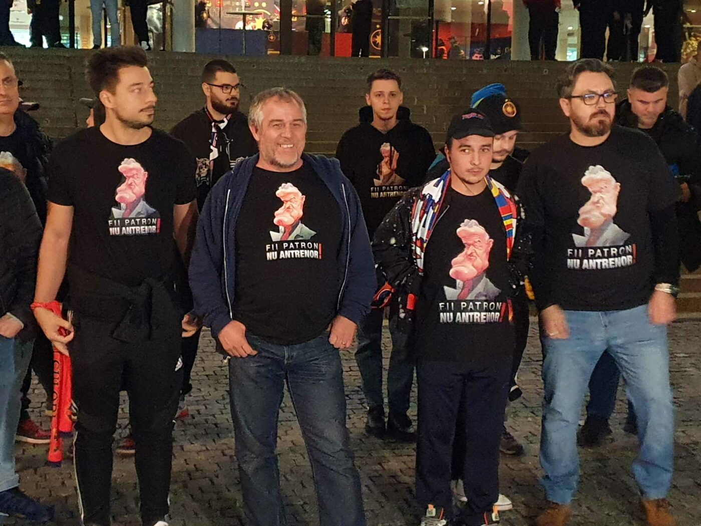 Suporterii FCSB au pornit protestul împotriva lui Gigi Becali la meciul cu Rapid: „Fii patron, nu antrenor!”. Comparația genială cu Constantin Brâncuși și Ryan Reynolds: „Își bate joc de un bun național, ne-am săturat!”  | VIDEO