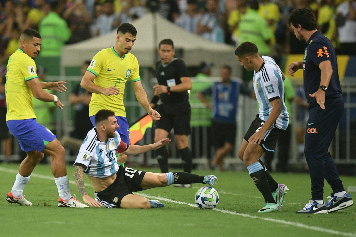 Violențe în derby-ul Americii de Sud! Messi și-a scos naționala de pe teren în Brazilia – Argentina, iar Dibu Martinez a sărit să se bată cu jandarmii! | VIDEO