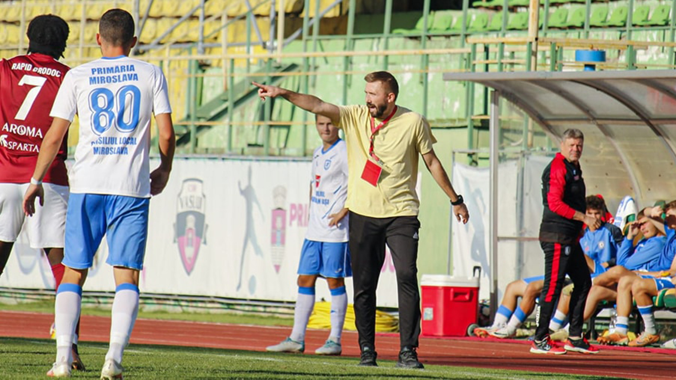 Antrenorul-stomatolog din Liga 3, licențiat PRO în Spania, a demisionat: ”Prietenul nostru a ales să nu mai continue alături de noi.” Președintele – director sportiv va fi noul ”principal”