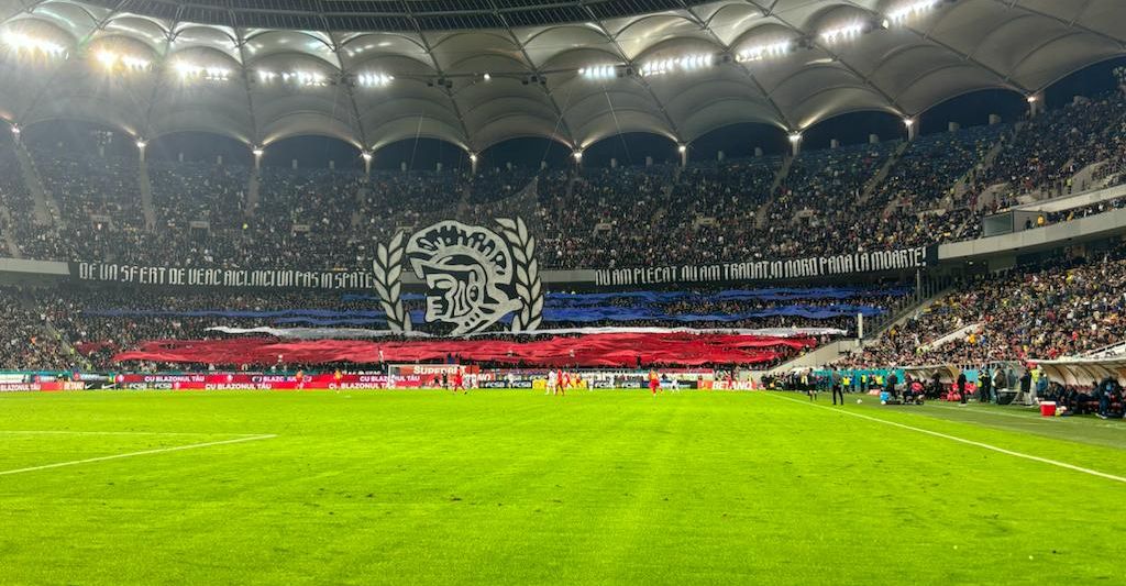 Suporterii lui FCSB nu au ratat ocazia și i-au atacat pe suporterii CSA Steaua în timpul meciului cu Rapid! Mesajul afișat de către Peluza Nord | FOTO