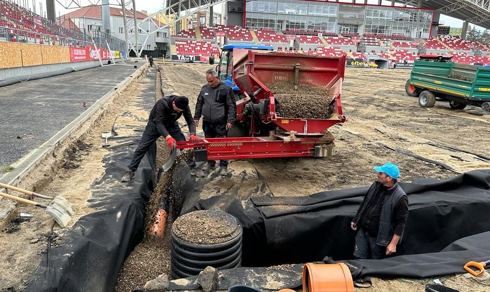 Vești bune pentru UTA Arad! Se apropie montarea noului gazon pe stadionul „Francis Neuman”, iar statuia lui Iosif Pecsovszky este pregătită să fie dezvelită în fața fanilor
