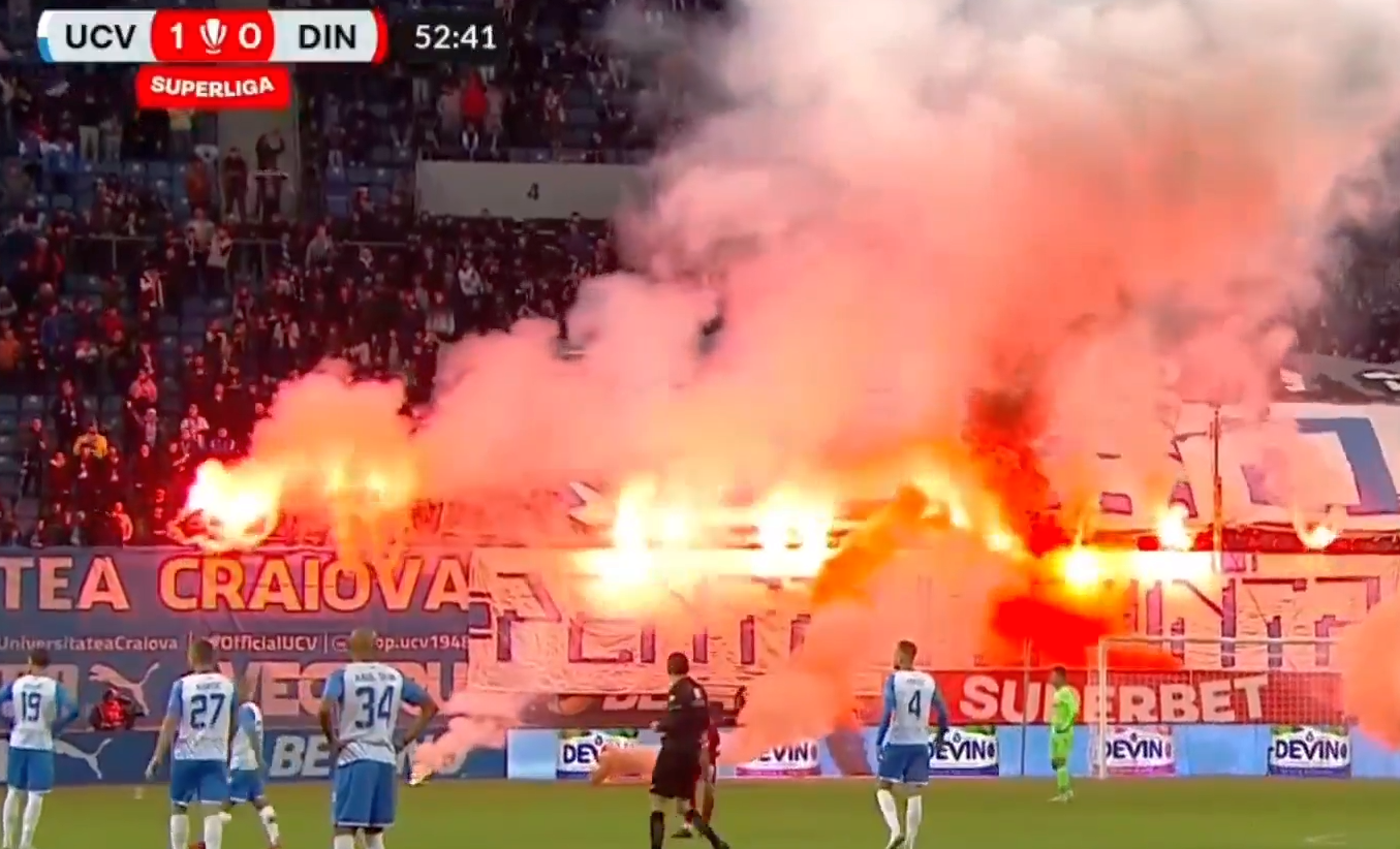 Show pirotehnic în Bănie! Torțele au ajuns pe teren și au oprit derby-ul Universitatea Craiova – Dinamo | FOTO