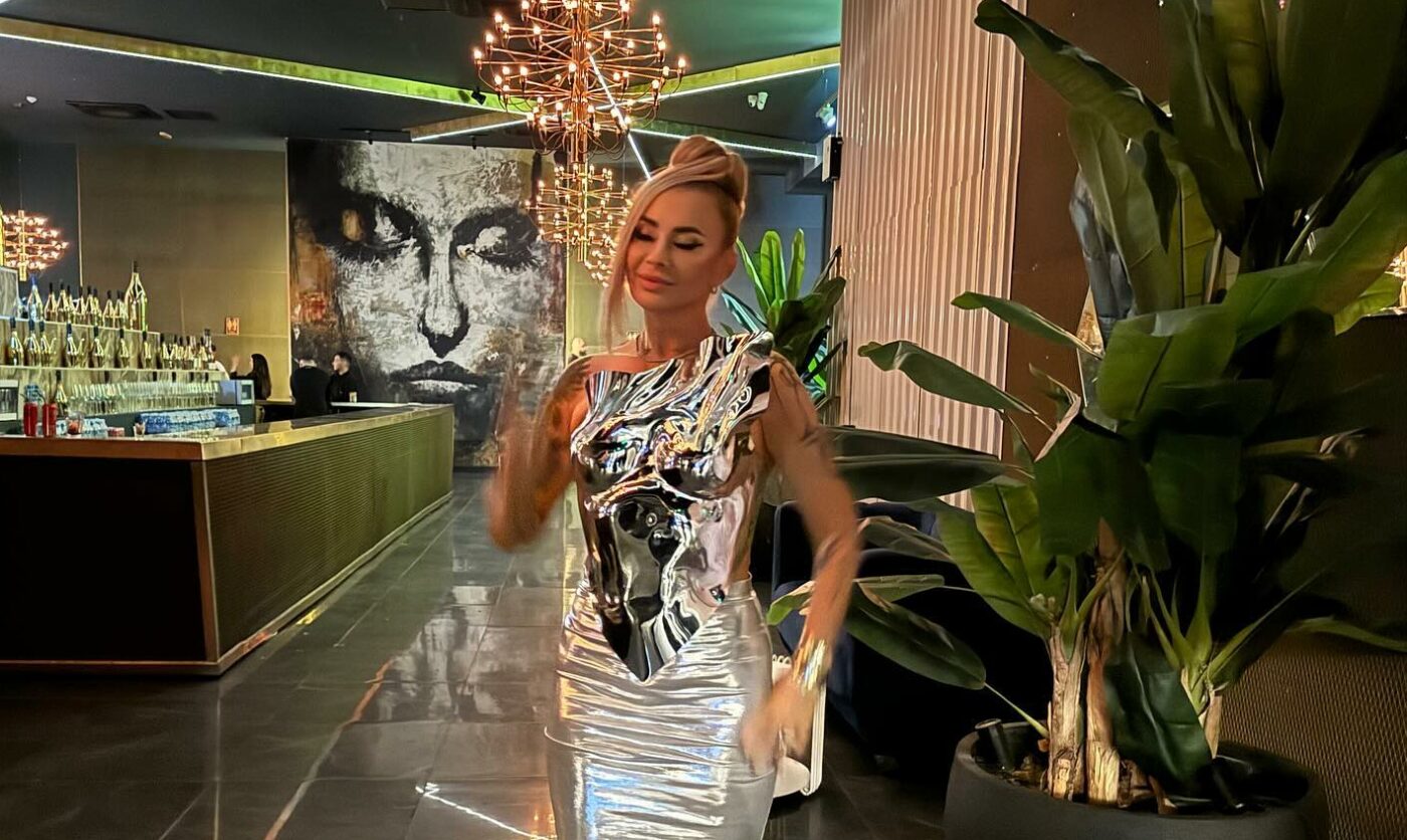 Anamaria Prodan a făcut show la ziua ei de naștere: și-a adus tort ca la nuntă, de peste 2 metri înălțime! Cum a putut să apară bona Nuți la petrecerea șefei sale