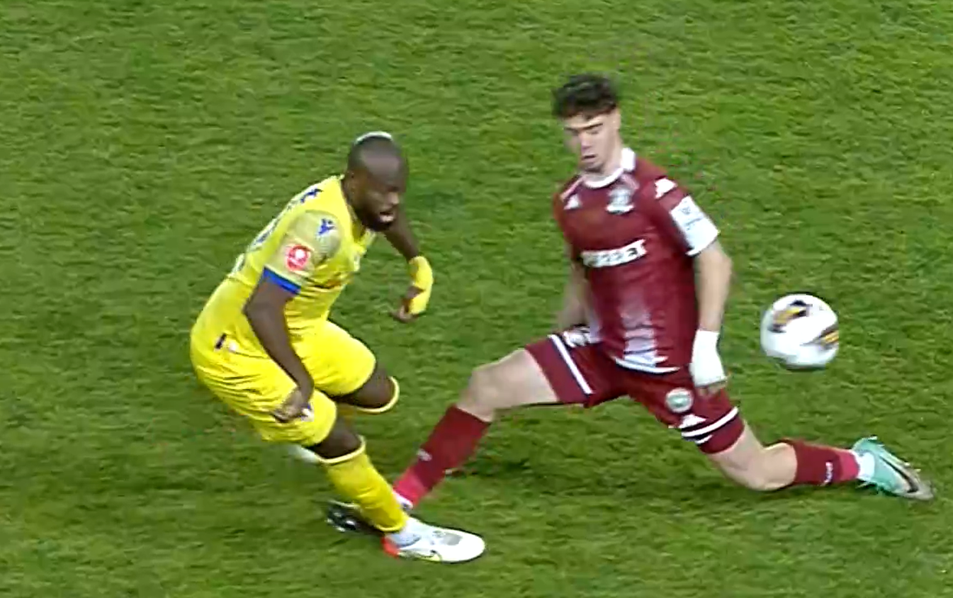 Cel mai scump transfer al lui Dan Șucu la Rapid îl îngroapă pe Cristiano Bergodi! Fault „criminal” al puștiului Andrei Borza: arbitrul i-a dat cartonaș roșu imediat!