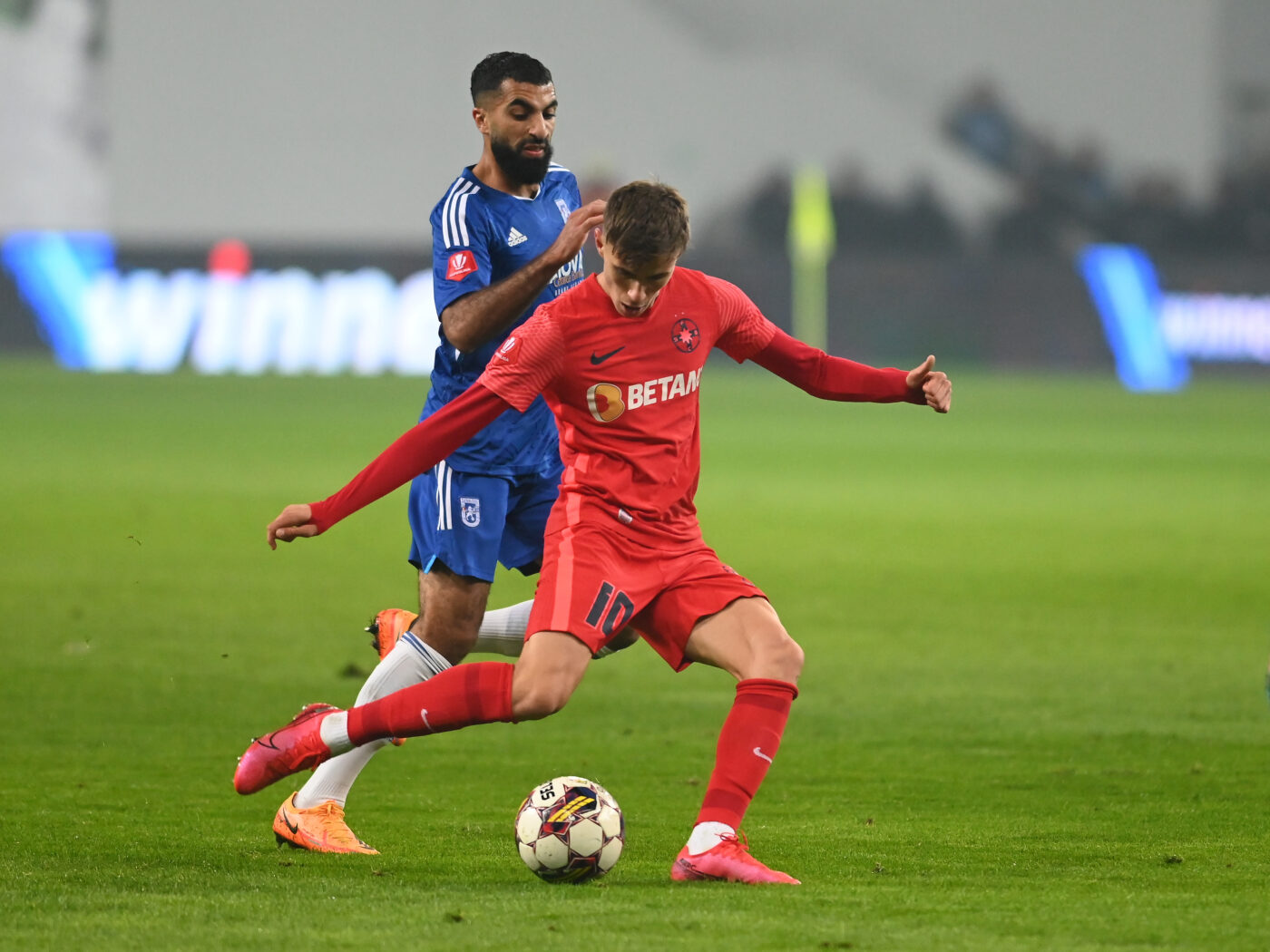 Contractul fabulos pe care FC U Craiova i l-a propus lui Yassine Bahassa! Ar fi cel mai bine plătit fotbalist și ar avea o clauză de reziliere accesibilă pentru FCSB și Rapid. EXCLUSIV