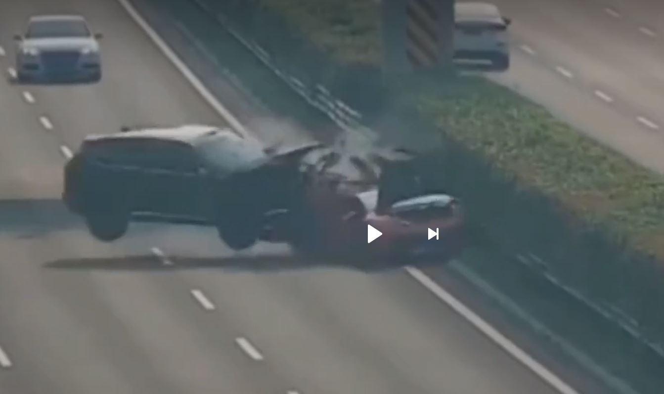 Cum e spulberat un Lamborghini de un SUV, pe autostradă! Îl face praf la o viteză incredibilă