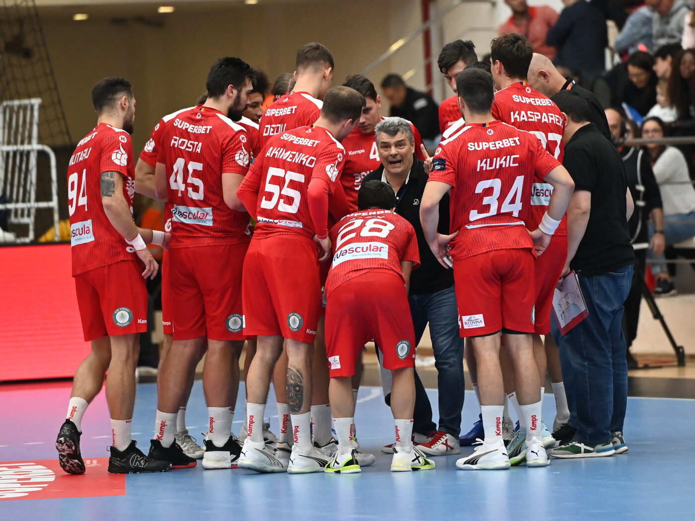 De ce Dinamo „fluieră” în EHF Europa League, dar anul trecut s-a împotmolit în Liga Campionilor: „Prima diferență e asta!”. VIDEO