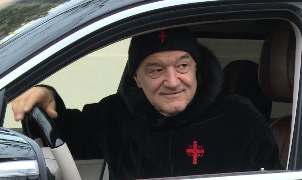De ce conduce Gigi Becali desculț mașina de 500.000 de euro. Limuzina de lux are șofer fără șosete dintr-un motiv incredibil