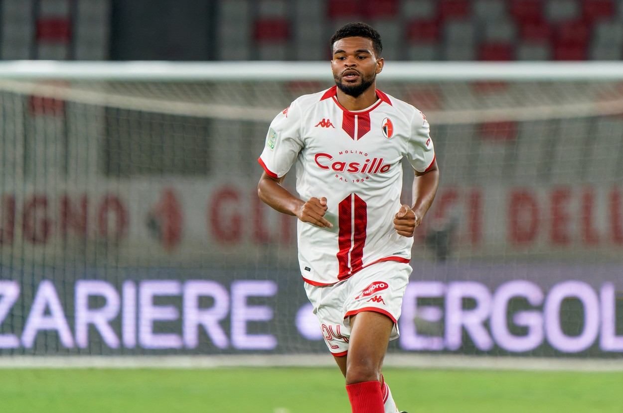Decizie finală în cazul Malcom Edjouma. Ce a hotărât Bari în legătură cu fotbalistul adus de la FCSB