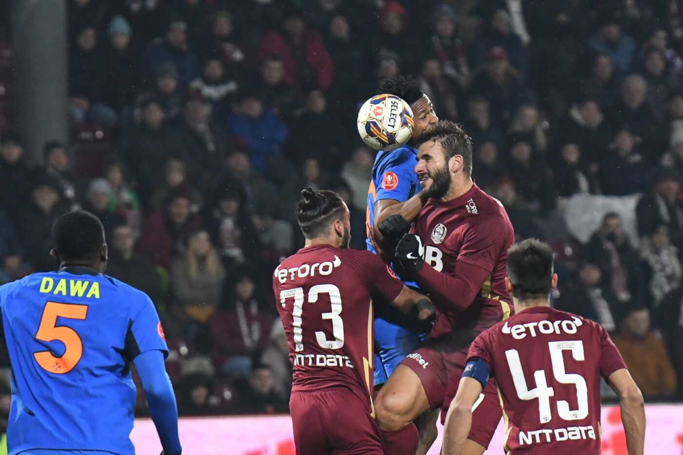 Fază controversată în minutul 47 al derby-ului CFR – FCSB! Fotbaliștii lui Gigi Becali au cerut penalty după ce un adversar a atins mingea cu mână: ce decizie a luat Colțescu, după ce s-a verificat faza la VAR