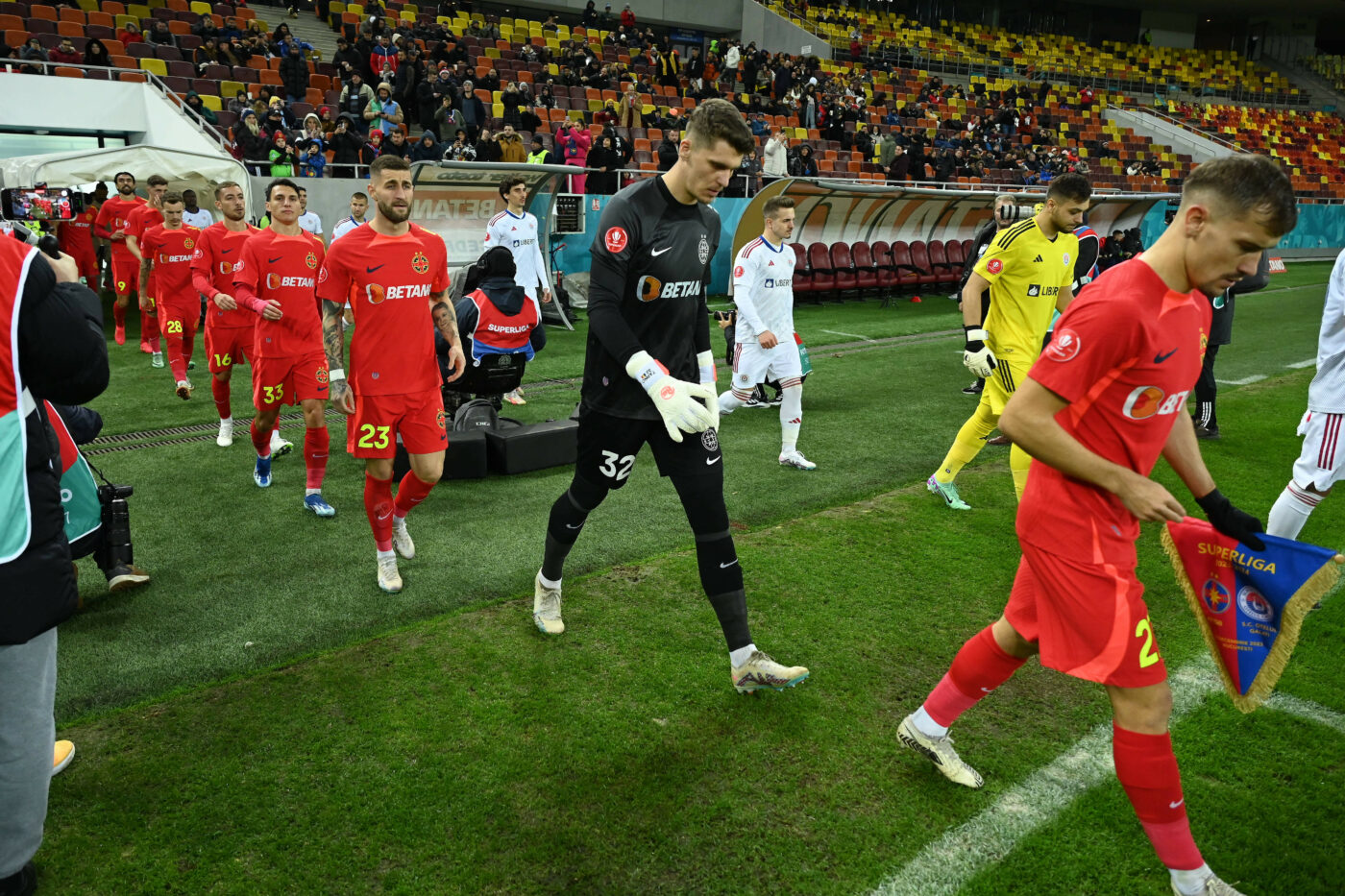 Noul sport preferat al fotbaliștilor de la FCSB! Darius Olaru l-a provocat pe Risto Radunovic