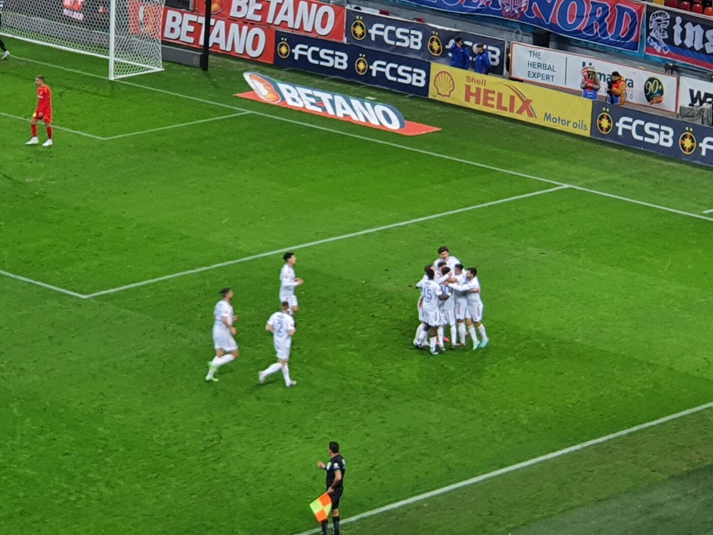 Fază controversată în minutul 8 din FCSB – Oțelul: nimeni nu a știut dacă arbitrul Bîrsan a dictat fault sau a validat golul până când VAR-ul a intrat și a luat decizia finală!