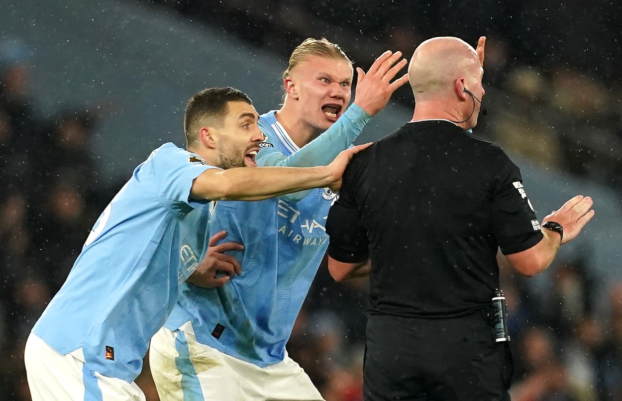 Cea mai șocantă greșeală de arbitraj din istoria recentă a Premier League are în sfârșit o explicație! De ce a fluierat, de fapt, centralul la faza care i-a înnebunit pe Haaland și Guardiola: „E devastat!”