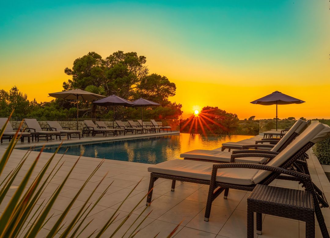 Fotbalistul și-a deschis un hotel cu 3 milioane de euro, la malul mării. Are infinity pool și e cotat la 4 stele
