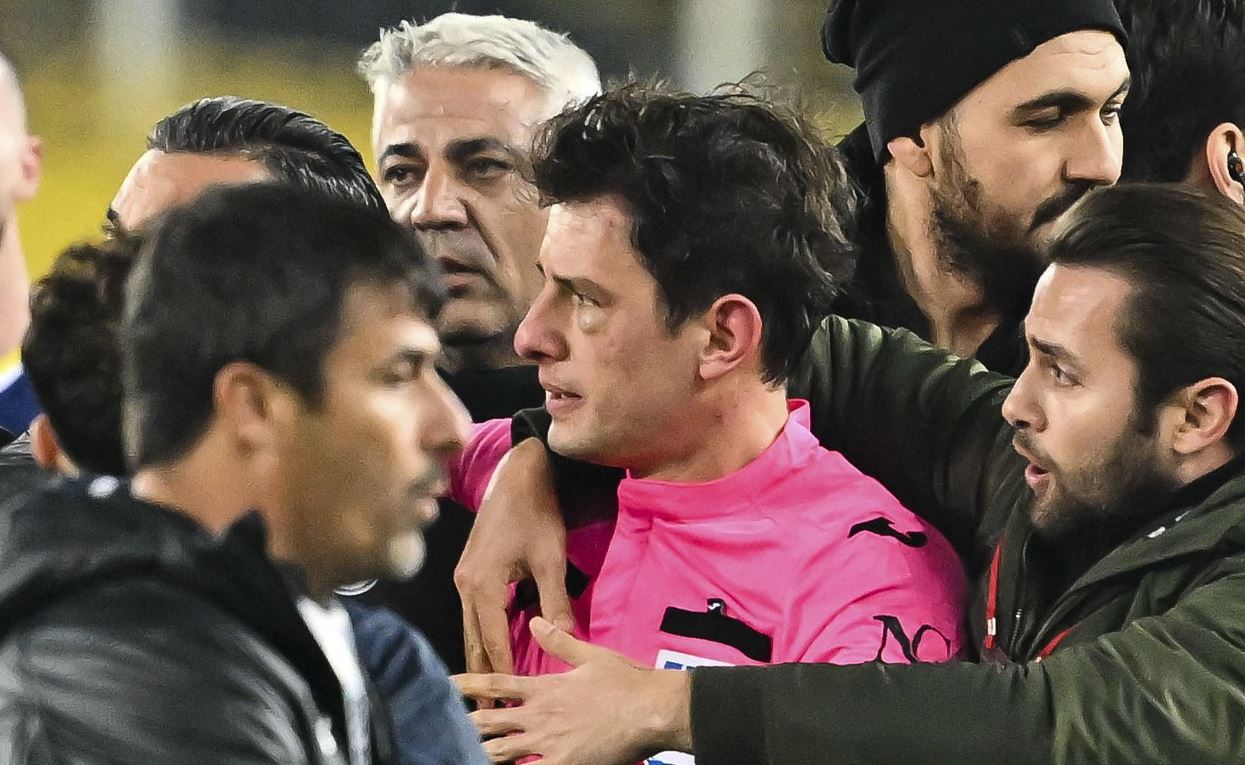 Gata! S-a terminat cu fotbalul în Turcia după bătaia dintre bașkan și arbitru: campionatul s-a întrerupt și nimeni nu știe dacă se mai reia!