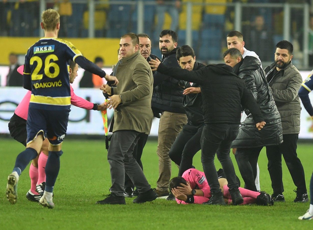 Recep Erdogan intervine în forță și spulberă tot în fotbalul din Turcia, după ce un milionar a bătut arbitrul pe teren! Reacție dură a președintelui țării