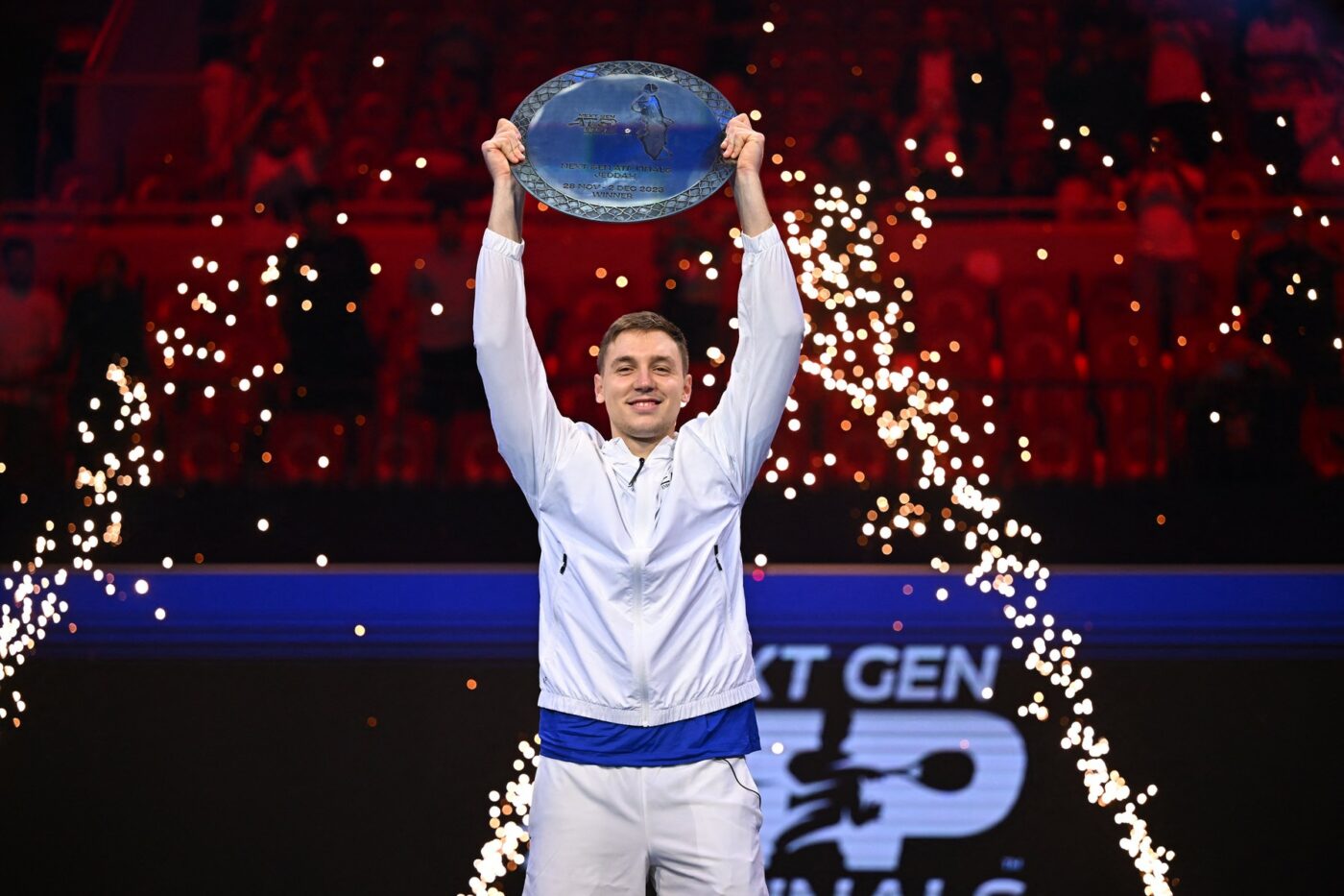 Hamad Medjedovic cu trofeul ATP Next Gen Finals