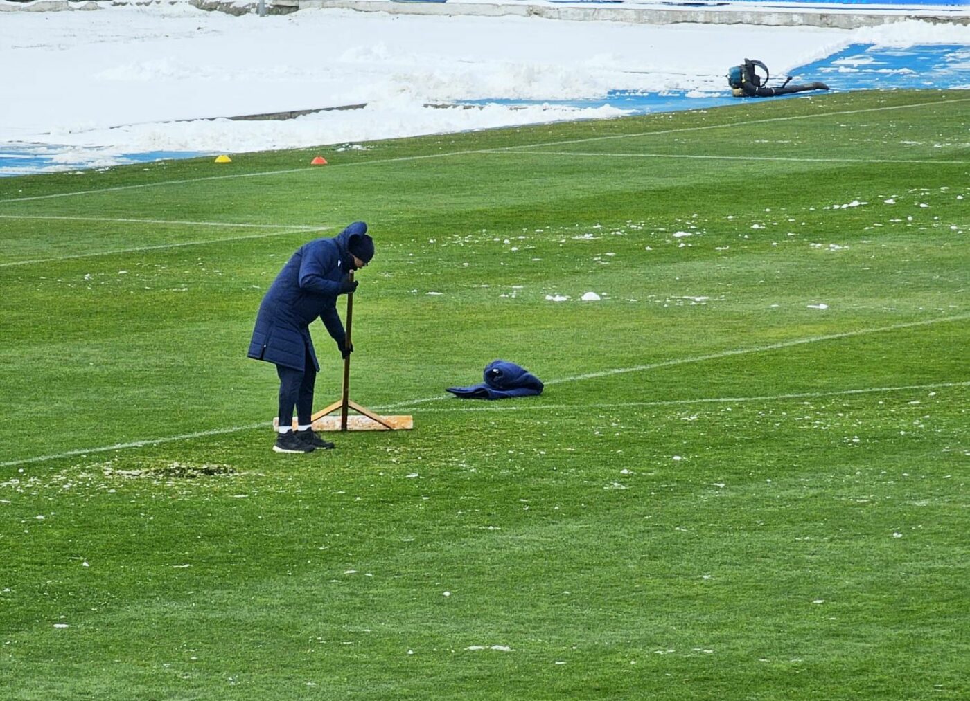 Leo Grozavu a pus mâna pe lopată și a ajutat la deszăpezirea terenului din Copou. La Iași a nins aproape toată noaptea, dar suprafața de joc se prezintă în condiții foarte bune. FOTO