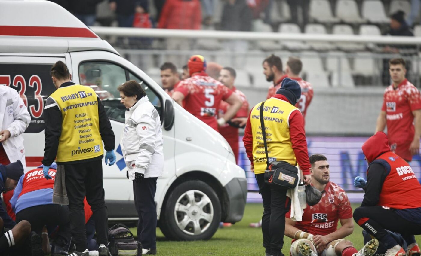 Panică la finala de rugby dintre CSM Baia Mare și Dinamo București. Salvarea a intrat de urgență pe teren: jucătorul a suferit o comoție şi toată lumea s-a speriat
