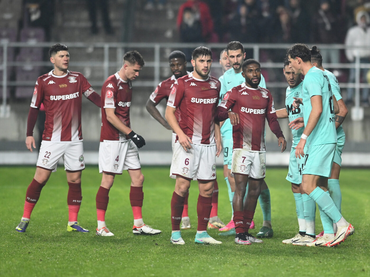 Ce le-au făcut pătimașii ultrași ai Rapidului fotbaliștilor lui Dan Șucu, după eliminarea din Cupa României! Nu-i vor uita multă vreme