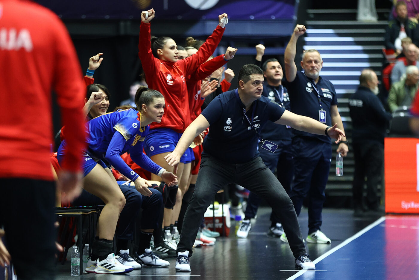 Selecționerul Florentin Pera, gest fantastic la ultimul time-out al partidei cu Japonia! Mesajul fabulos pe care l-a transmis jucătoarelor, chiar acolo, pe teren: a dat frâu liber sentimentelor!