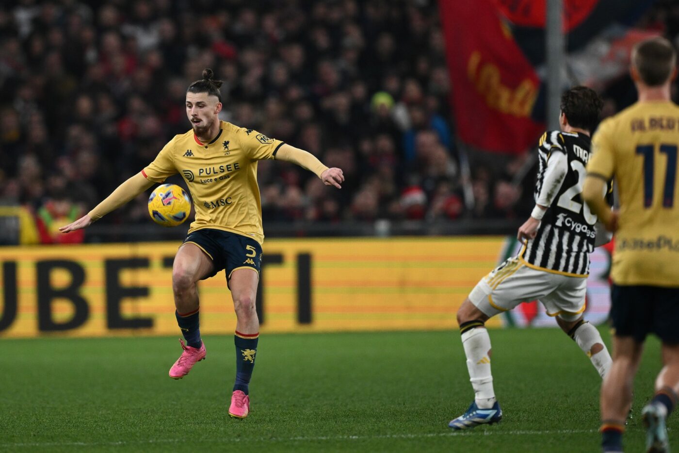 S-a aflat lista scurtă a unui gigant din Premier League pentru mercato. Radu Drăgușin este pe ea. Cu cine se bate pentru transferul carierei