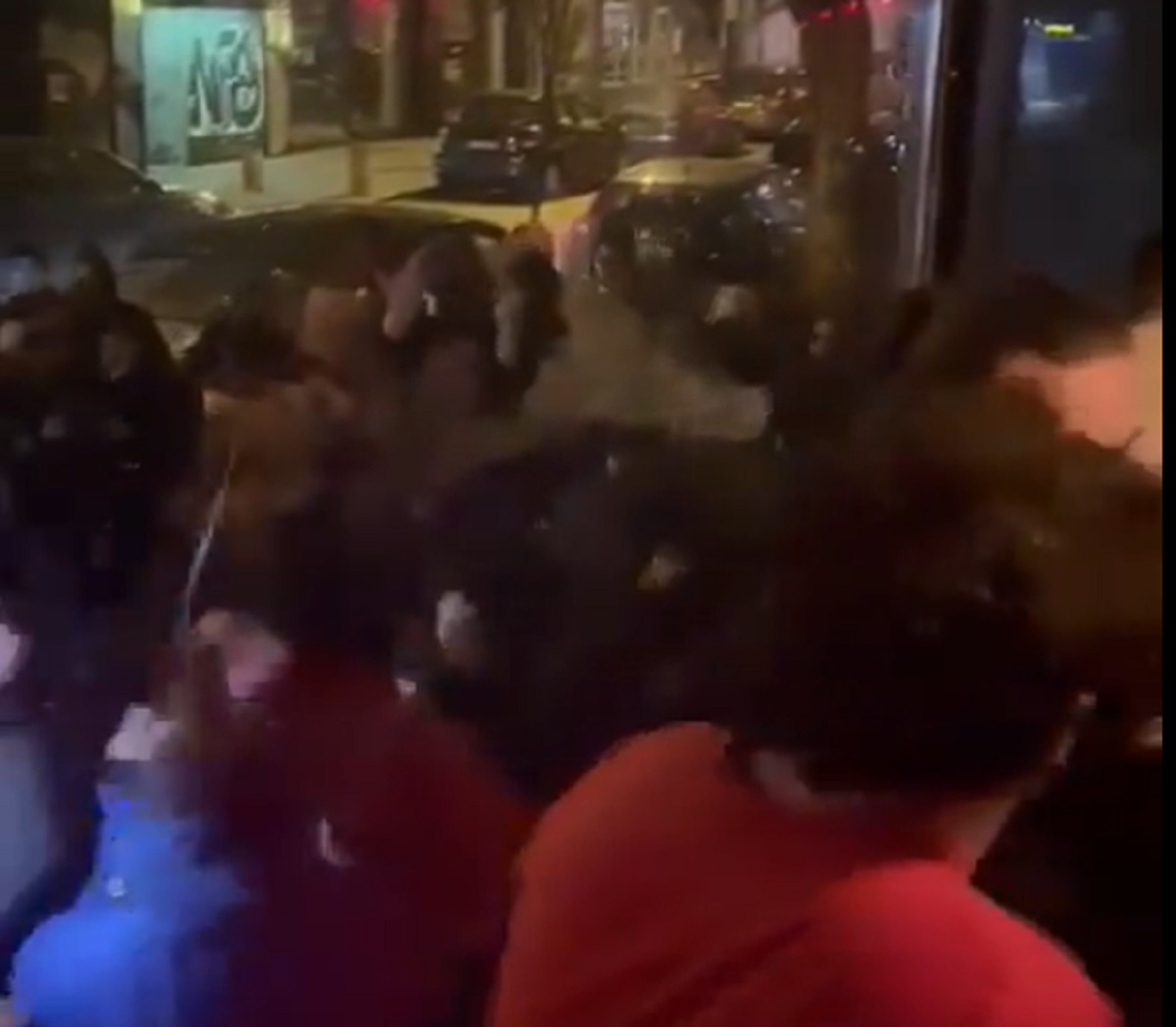 Scene de groază înainte de Steaua Roșie – Manchester City! Ultrașii sârbi i-au atacat pe „cetățeni” într-un bar. VIDEO
